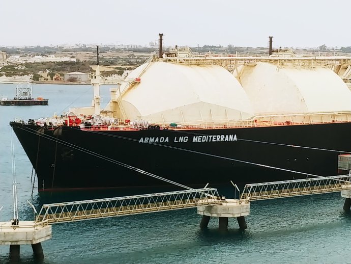 Tanker se zkapalněným zemním plynem. Na dodávky plynu ze zámoří se hodlá Česko spolehnout při svém odklonu od závislosti na Rusku. Foto: Magdalena Slezáková, Deník N