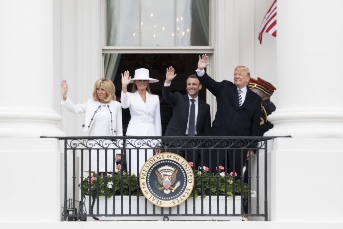 Melania Trumpová později tento klobouk, který měla na sobě při návštěvě francouzského prezidentského páru Emmanuela a Brigitte Macronových, prodala v aukci. Něco takového žádná z prvních dam před ní neudělala. Zacházení s prezidentskými předměty a dokumenty z éry Donalda Trumpa vyšetřuje americká policie. Foto: Andrea Hanksová, Bílý dům, Flickr