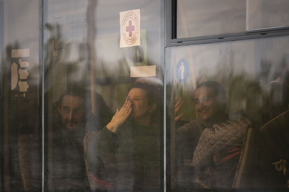 První civilisté, kteří se skrývali v katakombách pod ocelárnami Azovstal, dnes dorazili do ukrajinského Záporoží. Foto: Gabriel Kuchta, Deník N