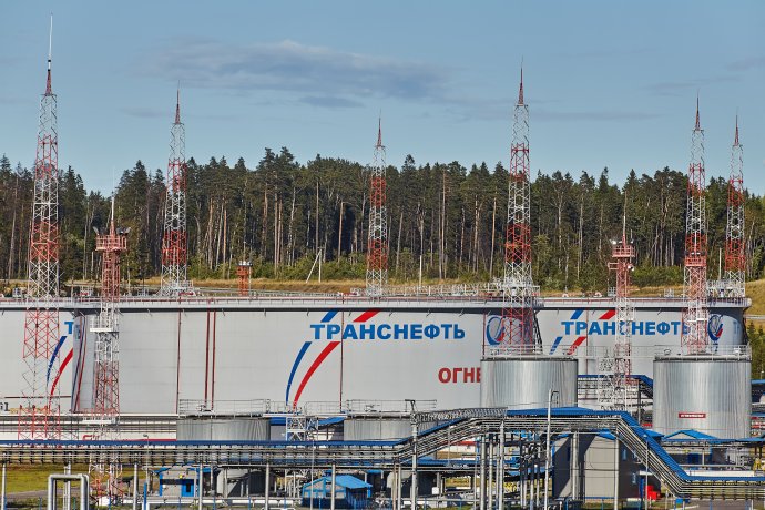 Zásobník s ruskou ropou. Foto: grigvovan, Adobe Stock