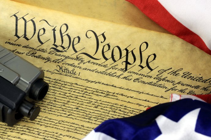 Mnozí lidé si myslí, že Ústava Spojených států, respektive její druhý dodatek, zakazuje jakékoliv omezení držení a nošení střelných zbraní. Ilustrační foto: Adobe Stock
