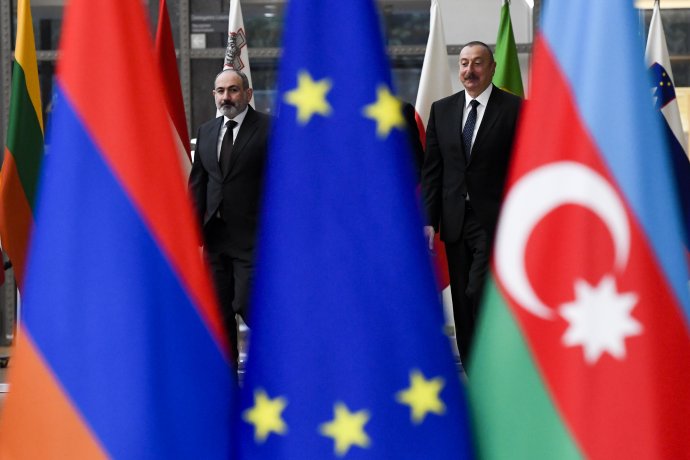 Arménský premiér Pašinjan a ázerbájdžánský prezident Alijev na jednání v sídle EU v Bruselu na začátku dubna. Vlajka EU zakrývá prostředníka jednání, předsedu Evropské rady Michela. Foto: EU