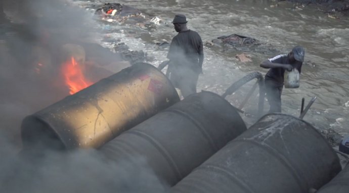 Takto se v Keni vyrábí pálenka s příznačným názvem Zabij mě rychle. Foto: LittleT889, Wikimedia Commons, CC BY-SA 4.0