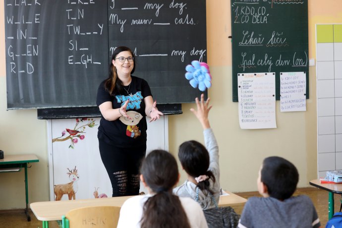 Od roku 2025 by se teoreticky už některé děti v českých školách mohly učit jen anglicky. Ilustrační foto: Ludvík Hradilek, Deník N