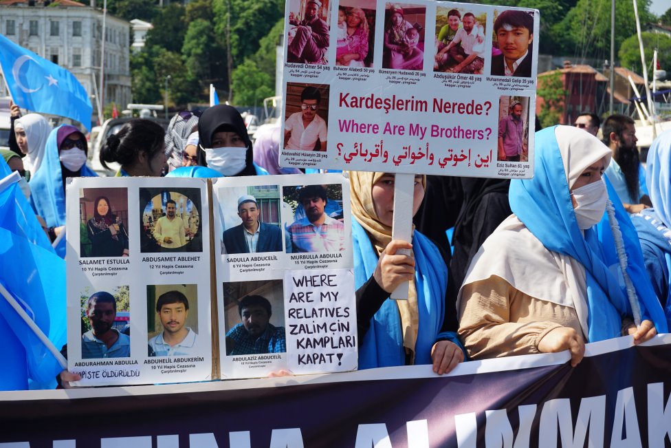 “Číno, zastav genocidu!” Ujgurská demonstrace před čínským konzulátem v Istanbulu. Foto: Magdalena Slezáková, Deník N