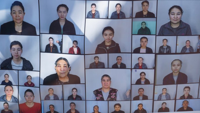 Tváře vězněných Ujgurek: biometrické policejní portréty z tzv. Sinťiangských policejních akt. Foto: Magdalena Slezáková, Deník N