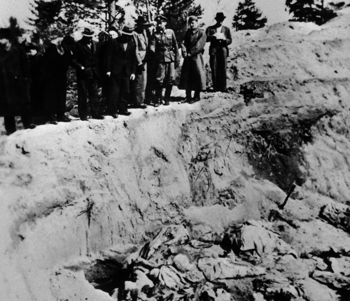 V dubnu 1943 přivezli nacisté k odkrytým masovým hrobům zajatých polských důstojníků zavražděných sovětskou GRU mezinárodní komisi složenou z vědců a publicistů ze spřátelených a okupovaných zemí. Foto: ČTK