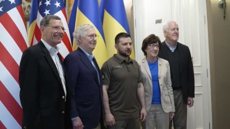 Mitch McConnell (druhý zleva) vedle delegaci republikánských senátorů, která se v sobotu v Kyjevě setkala s prezidentem Volodymyrem Zelenským. Foto: Twitter Mitche McConnella