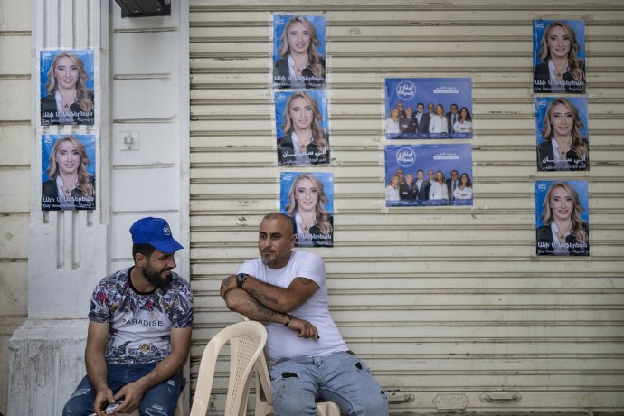 Potenciální libanonští voliči před plakáty jedné z kandidátek. Foto: Kristýna Kvasničková