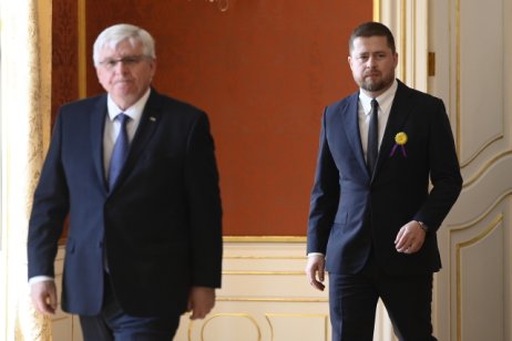 Aleš Michl při svém jmenování s končícím guvernérem ČNB Jiřím Rusnokem. Foto: ČTK