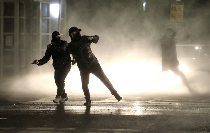 K výbuchům násilí není v Severním Irsku nikdy daleko (střety mezi protestanty a katolíky i útoky obou na policii v Belfastu, duben 2021). Foto: ČTK/AP