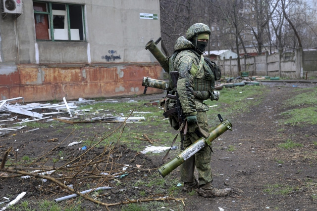 Voják v Ruskem okupovaném Mariupolu, 13. dubna 2022. Foto: Alexej Alexandrov, AP/ČTK
