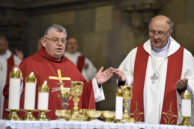 Nový pražský arcibiskup Jan Graubner se svým předchůdcem Dominikem Dukou na snímku z roku 2016. Foto: ČTK