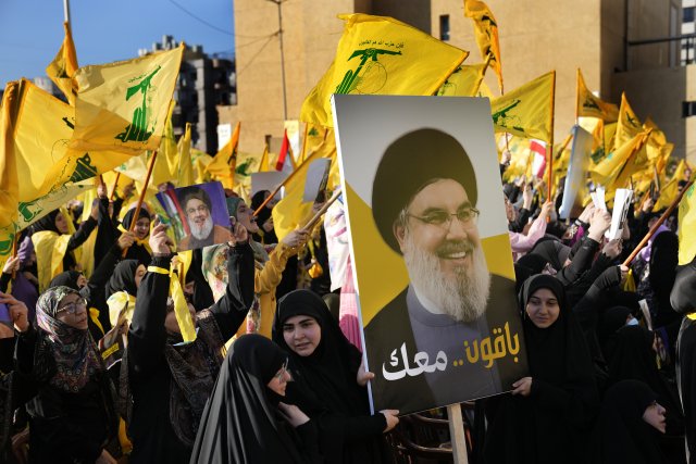 Sympatizanti Hizballáhu (na snímku s portrétem jeho vůdce Hasana Nasralláha) o sobě během předvolební kampaně dávali hlasitě vědět. Foto: ČTK/AP
