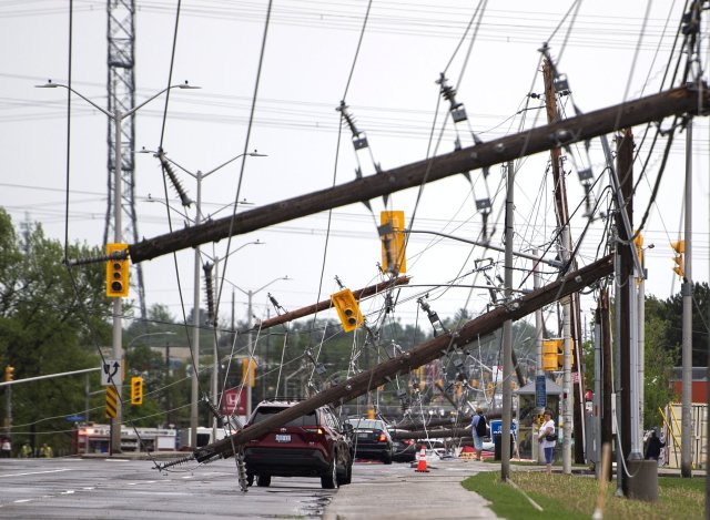 Strhané sloupy jako důsledek divokého počasí na Merivale Road v kanadském hlavním městě Ottawa. Foto: Justin Tang, Canadian Press via AP / ČTK