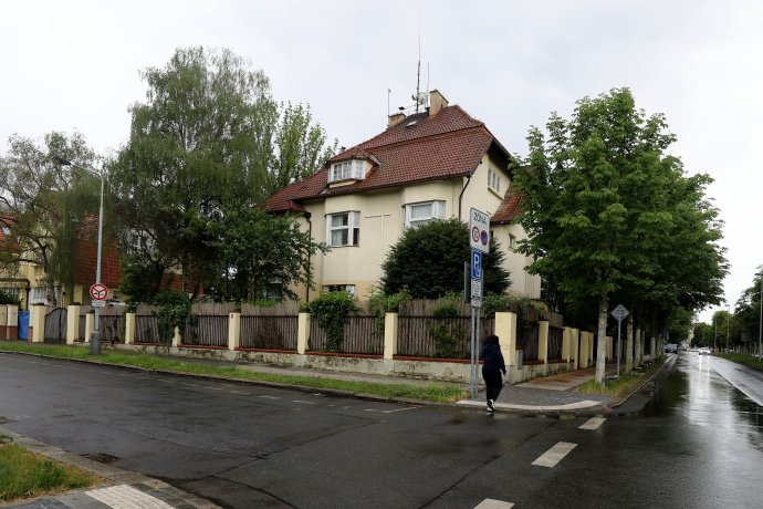 Dům diplomatické mise Ruska v pražské Bubenči, který slouží jako hostel. Foto: Ludvík Hradilek, Deník N