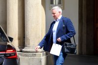 Kancléř Vratislav Mynář odjíždí z Hradu. Odpovídat na dotazy nechce. Foto Ludvík Hradilek, Deník N