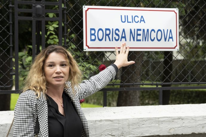 Žanna Němcovová, dcera zavražděného Putinova oponenta Borise Němcova, u cedule přejmenované ulice u ruské ambasády v Bratislavě. Foto: Vladimír Šimíček, Denník N