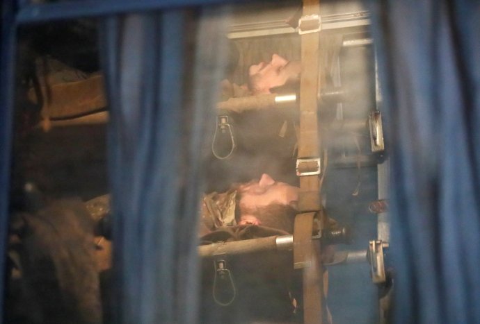 V noci na dnešek byli z oceláren Azovstal v ukrajinském Mariupolu odvezeni první ukrajinští vojáci. O jejich dalším osudu se nyní rozhoduje. Foto: Alexandr Jermočenko, Reuters