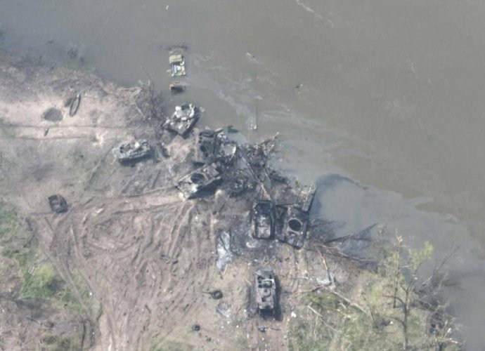 Zničená ruská technika na břehu řeky Severní Doněc po neúspěšném pokusu o její překročení. Foto: ukrajinský generální štáb