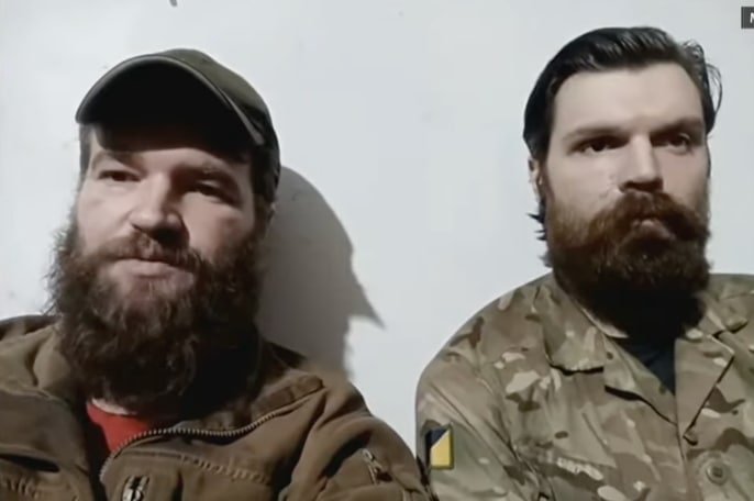 Ukrajinští vojáci bránící Azovstal Svjatoslav Palamara a Illja Samoilenko.
