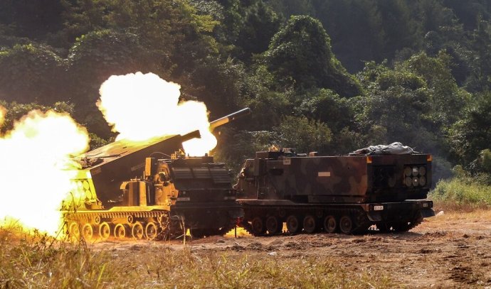 Salvový raketomet M270 během cvičení amerických vojáků v Jižní Koreji. Foto: Ministerstvo obrany USA