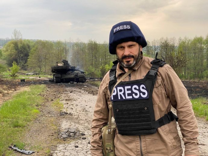 Ukrajinský novinář Andrij Capljenko a zničený ruský tank T-90M v pozadí. Foto: Facebook A. Capljenka