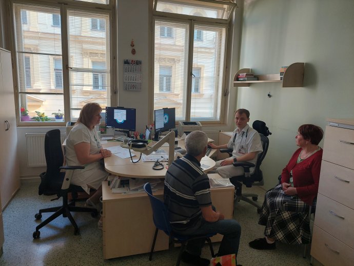 V ordinaci ve Všeobecné fakultní nemocnici pracuje lékař Mark Tiutiunnyk. Na snímku s ukrajinskými pacienty. Foto: Iva Bezděková Deník N