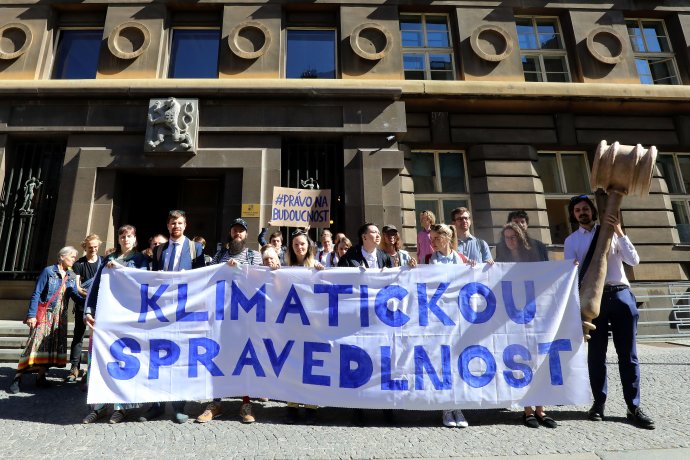 Shromáždění podporovatelů a zástupců spolku Klimatická žaloba před Městským soudem v Praze. Foto: Ludvík Hradilek, Deník N