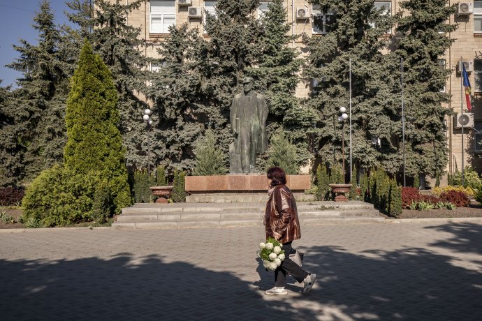 V centru hlavního města Gagauzie Komratu stojí stále Lenin. Lidé ho nechtějí poslat na smetiště. Foto: Gabriel Kuchta, Deník N