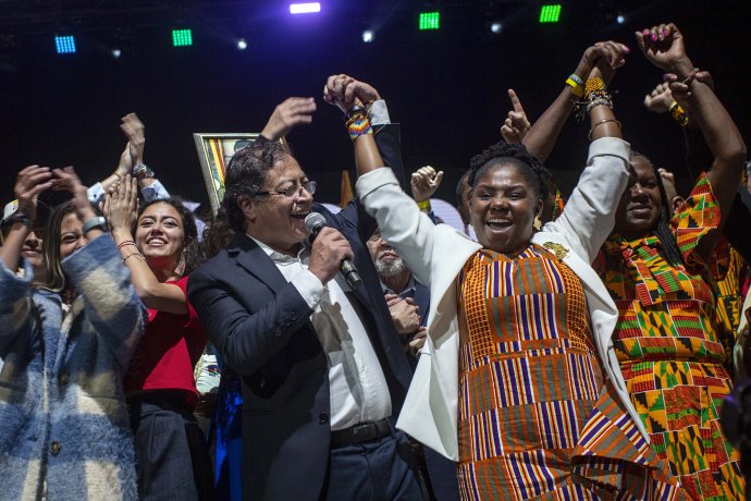 Nově zvolený kolumbijský prezident Gustavo Petro slaví v Bogotě vítězství. Foto: Robert Bonet, NurPhoto/Reuters