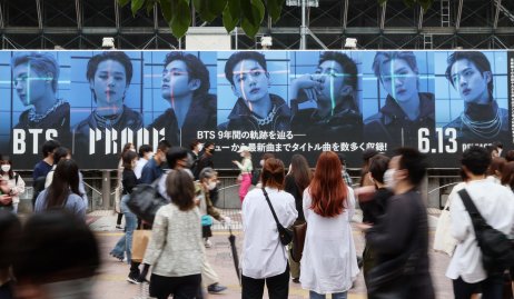 Billboard poutající trojalbum Proof na tokijské Šibuji. Proof vyšlo v pátek 10. června digitálně, plná verze a fyzické nosiče vyrazí do oběhu v pondělí 13. června, na 9. narozeniny BTS debutu. Foto: AFLO via Reuters