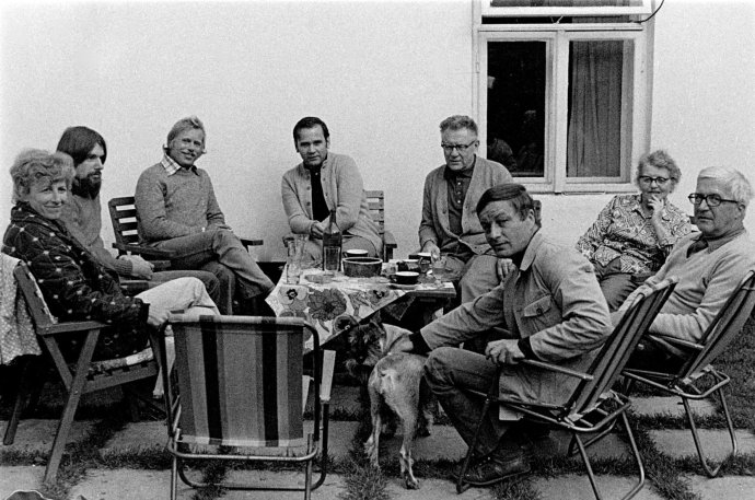Zleva: Olga Havlová, Ondřej Hrab, Václav Havel, Jiří Kuběna, Josef Šafařík, Josef Topol, Anna Šafaříková, Zdeněk Urbánek. Foto: Bohdan Holomíček