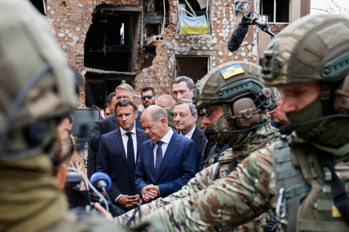 Francouzský prezident Macron, německý kancléř Scholz, italský premiér Draghi a (za Macronem schovaný) rumunský prezident Iohannis na Ukrajině na návštěvě ruskou armádou zničeného Irpině u Kyjeva. 16. 6. 2022. Foto: Ludovic Marin pool via Reuters