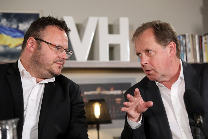 Debata N: O veřejnoprávních médiích hovořili ředitelé rozhlasu a ČT René Zavoral a Petr Dvořák. Foto: Ludvík Hradilek, Deník N