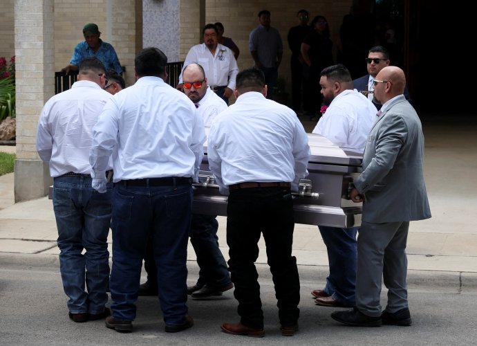V texaském Uvalde nyní pohřbívají zastřelené děti a jejich učitelky. V této rakvi je tělo desetileté Amerie Jo Garzové, kterou mladý útočník zastřelil poté, co se snažila zavolat policii. Foto: Shannon Stapleton, Reuters