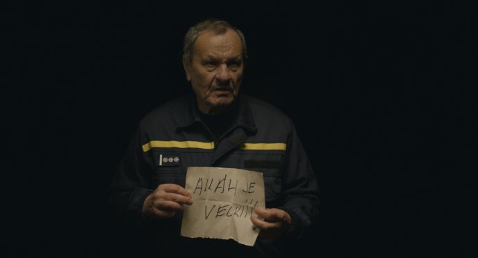 Miroslav Krobot v Kdyby radši hořelo bojuje s islámskou hrozbou. Foto: Bontonfilm