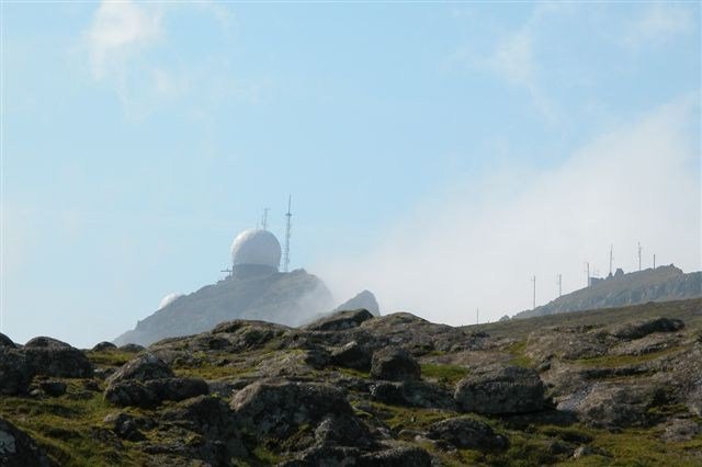 Někdejší radar na hoře Sornfelli na dánských Faerských ostrovech. Foto: Erik Christensen, Porkeri, Wikimedia Commons, CC BY-SA 3.0