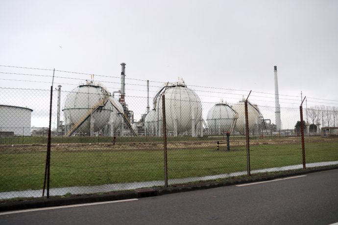 Nádrže pro skladování LNG plynu v rotterdamském přístavu. FOTO: Adobe Stock
