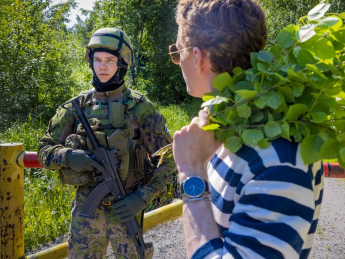 „Obranné síly všem přejí pohodové léto. Vojenská připravenost je udržována za všech okolností a také o prázdninách,“ píše se u propagační fotografie finské armády. Foto: facebookový účet finských obranných sil