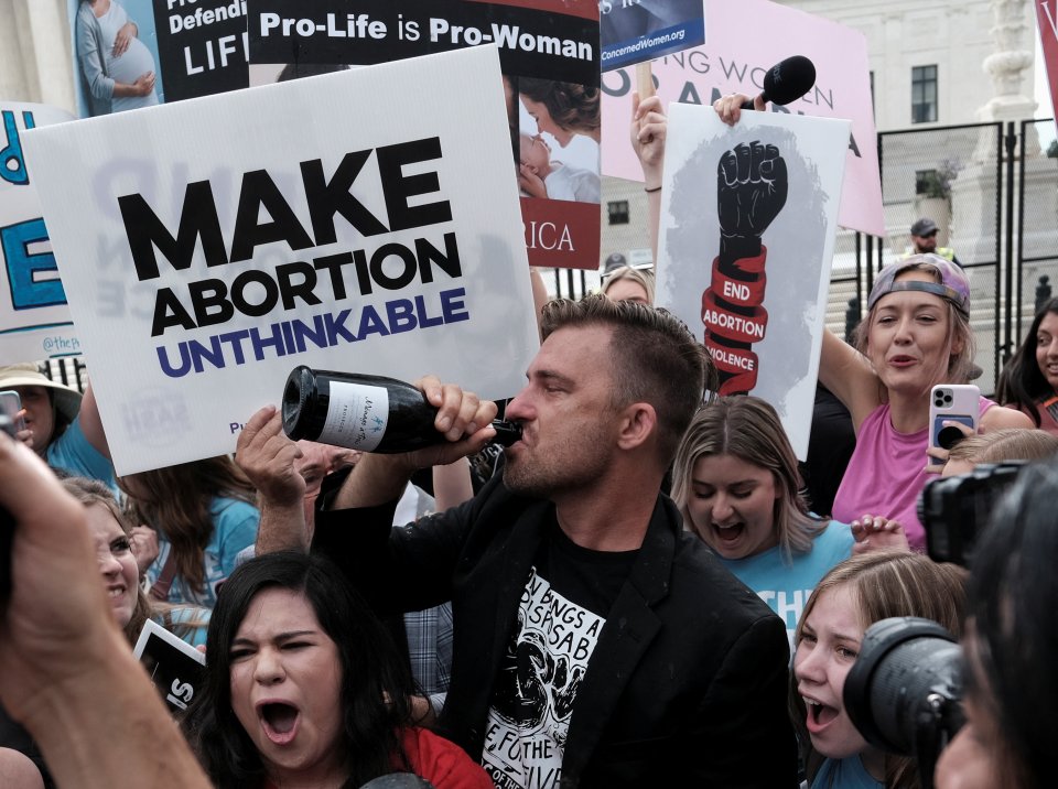 Američtí odpůrci potratů ve Washingtonu oslavují přelomové rozhodnutí Nejvyššího soudu USA, který zvrátil rozsudek Roe vs. Wade, navrací právo rozhodovat o pravidlech pro potraty z federace jednotlivým státům unie a de facto tak ruší právo žen na interrupci platné dosud s odvoláním na americkou ústavu na federální úrovni. Foto: Michael Mccoy, Reuters