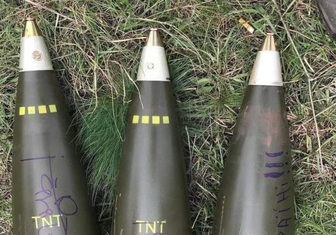 Dělostřelecká munice ráže 155 milimetrů na Ukrajině. Foto: Twitter Ukraine Weapons Tracker