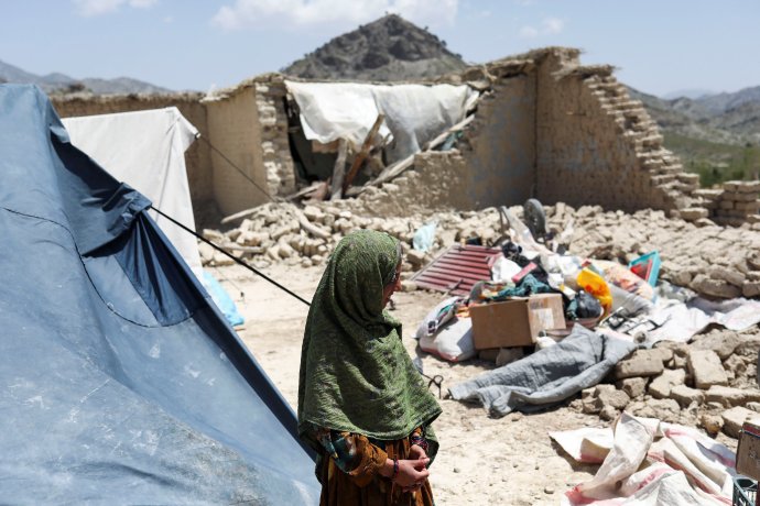 Dívka stojí u trosek domu zničeného zemětřesením ve vesnici Kalizej v afghánské provincii Paktika. Foto: Alí Chara, Reuters