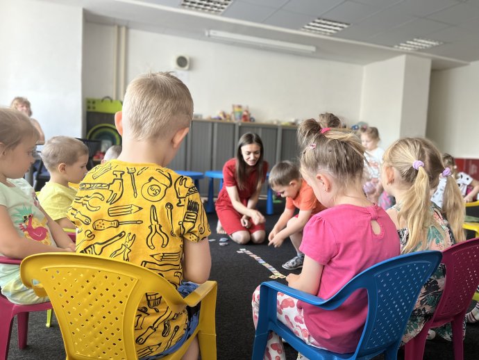 Ukrajinští uprchlíci na hodině češtiny. Foto: Barbora Loudová, Deník N