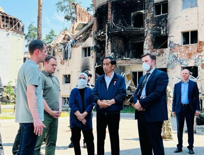 Indonéský prezident a současný předseda G20 Joko Widodo se starostou Irpině Alexandrem Markušinem před jednou ze zničených obytných budov. Foto: úřad indonéského prezidenta