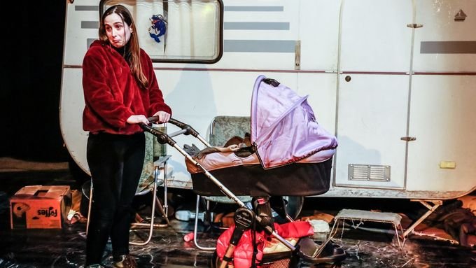 Tématem Štestíčka je chudoba a bezdomovectví. Foto: Divadlo Feste