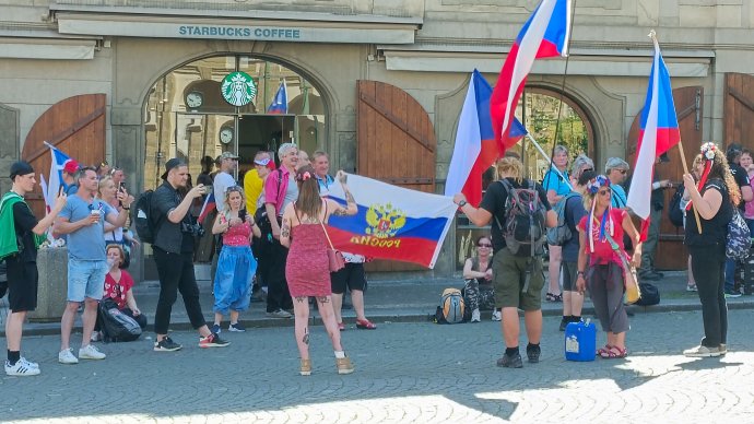 Demonstranti s ruskou vlajkou na protestním pochodu „na podporu národních symbolů a slovanských národů“ v Praze, v pátek 3. června. Foto: Roman Máca