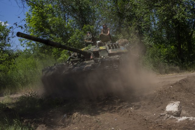 Ukrajinští vojáci v tanku nedaleko fronty v Doněcké oblasti. Foto: ČTK/AP