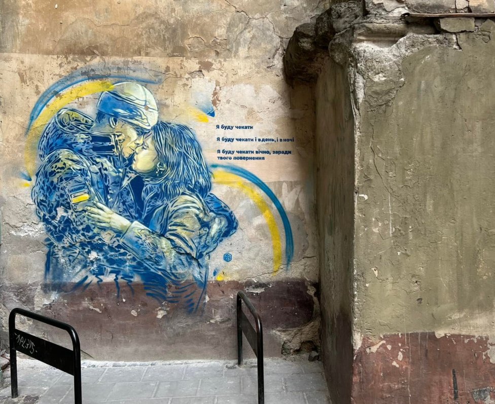 „Je to poselství lásky a naděje pro všechny, kteří milují, ale rozdělila je válka,“ – streetart francouzského umělce C215 (civilním jménem Christiana Guémyho) z Ukrajiny. Foto: C215 (c215.fr)