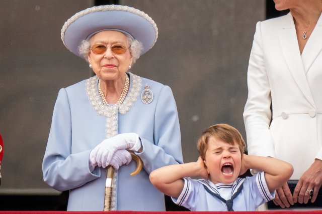 Královna Alžběta II. a prince Louis na balkoně Buckinghamského paláce. Foto: ČTK